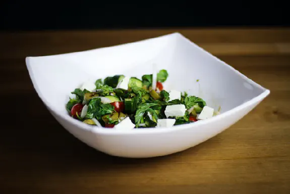 Vegaaninen kreikkalainen salaatti